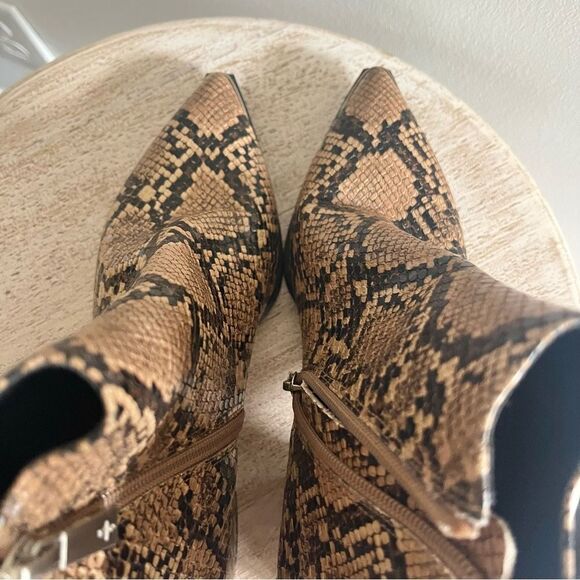 Kenneth Cole Roanne Snake Print Pointed Toe Side Zipper Heeled Boots size 6 NWOB - Picture 7 of 8